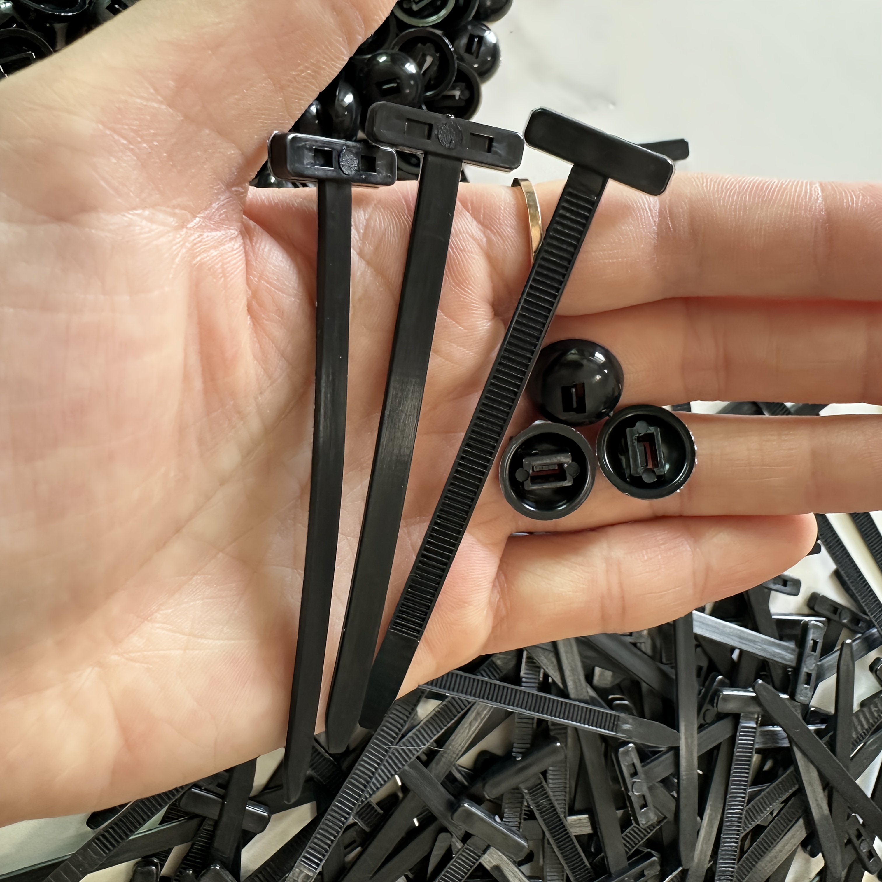 Plastic Pipe Clip - Self Locked Nylon Cable Tie Push